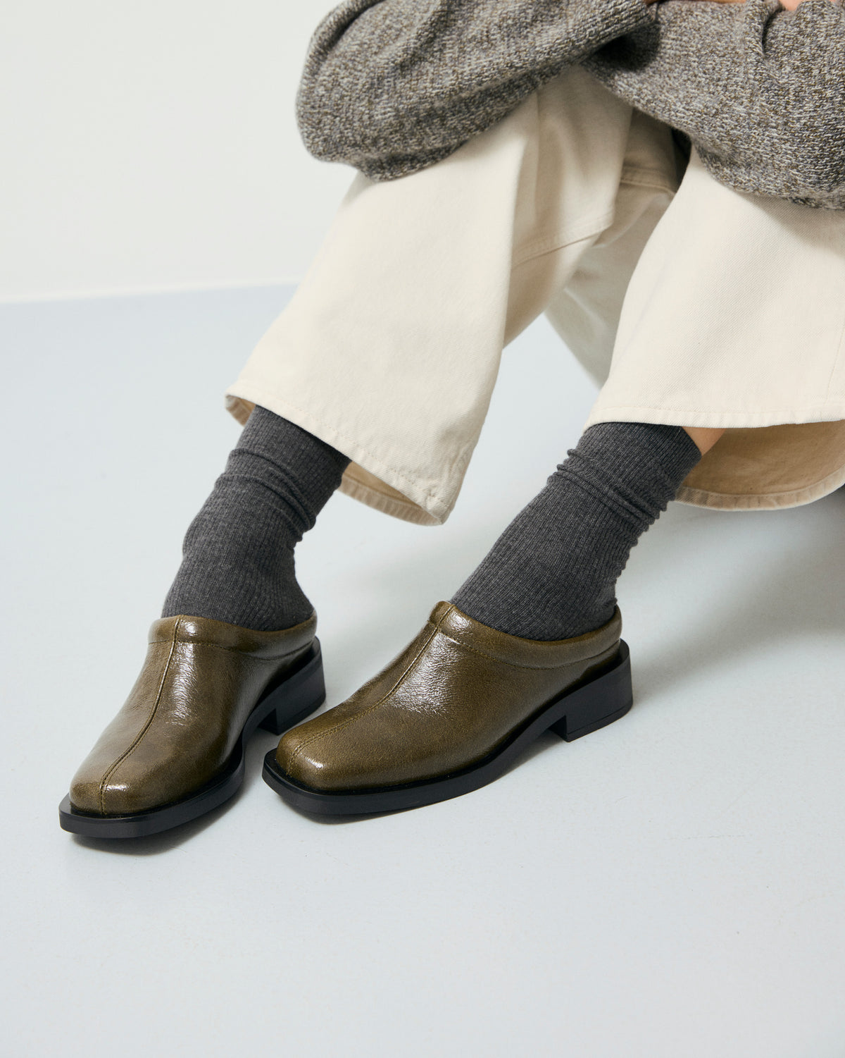 GARMENT PROJECT WMNS Blake - Olive Vintage Patent Leather Mules 250 Olive