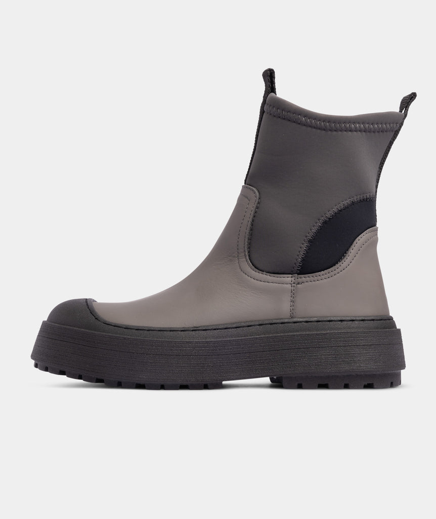 GARMENT PROJECT WMNS Milo Chelsea - Stone Rubberised Leather Boots Stone 113