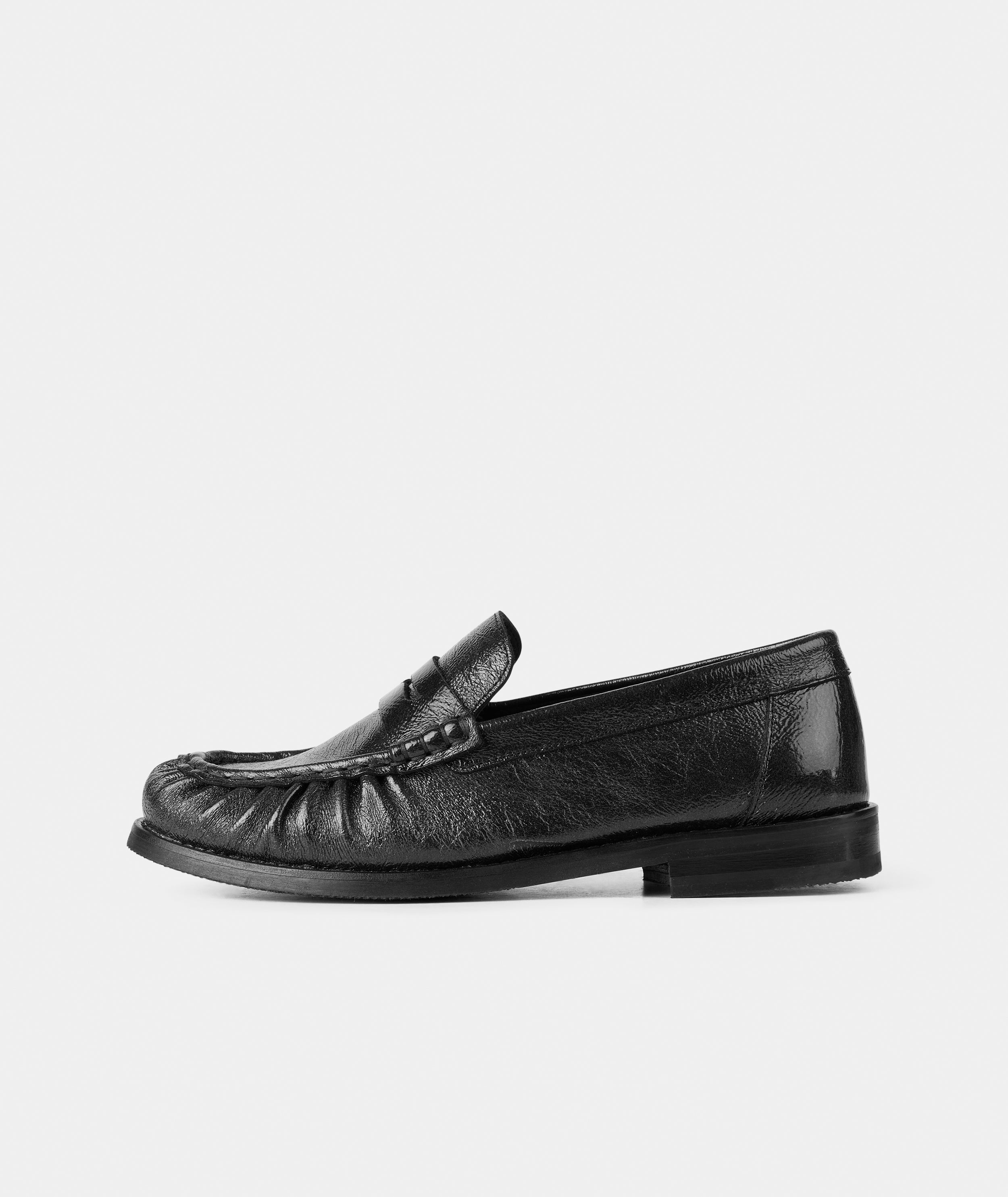 GARMENT PROJECT WMNS Charlie - Black Vintage Patent Leather Loafer