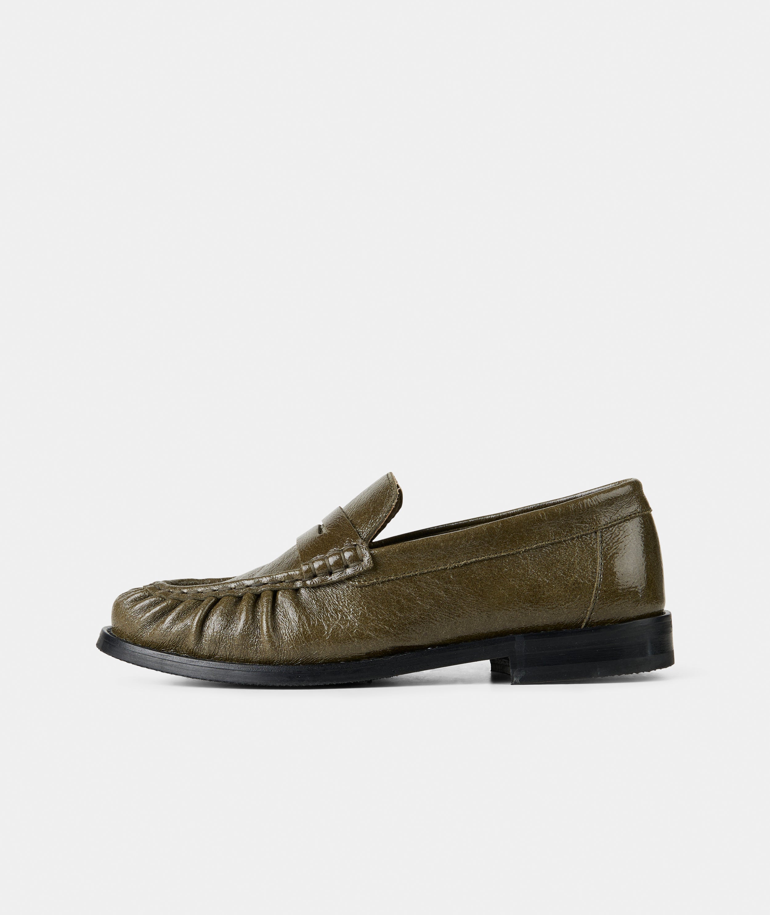 GARMENT PROJECT WMNS Charlie - Olive Vintage Patent Leather Loafer 250 Olive