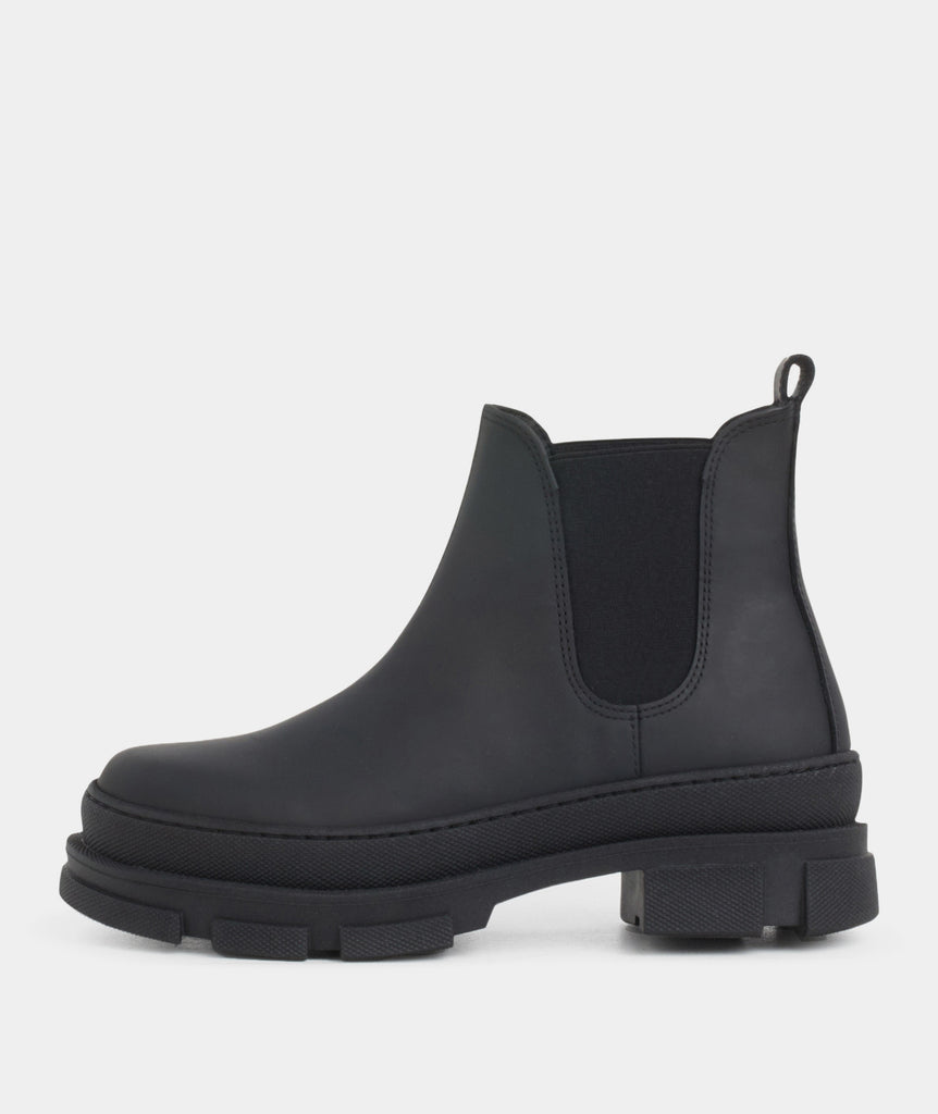 GARMENT PROJECT WMNS Irean Chelsea - Black Rubberised Leather Boots 999 Black