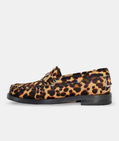 フラットシューズ Carel Leopard Print Penny Loafers With Glossy Finish Carel Leopard Print Penny Loafers With Glossy Finish Flat