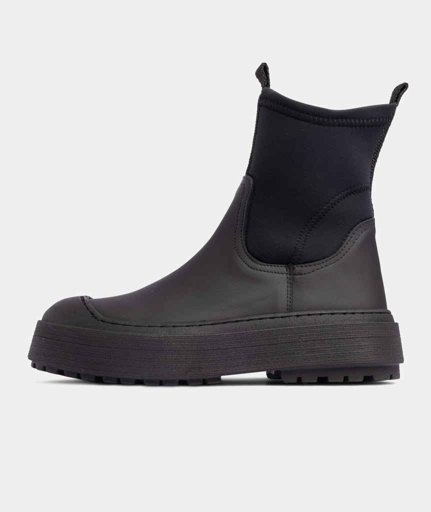GARMENT PROJECT WMNS Milo Chelsea - Black Rubberised Leather Boots 999 Black