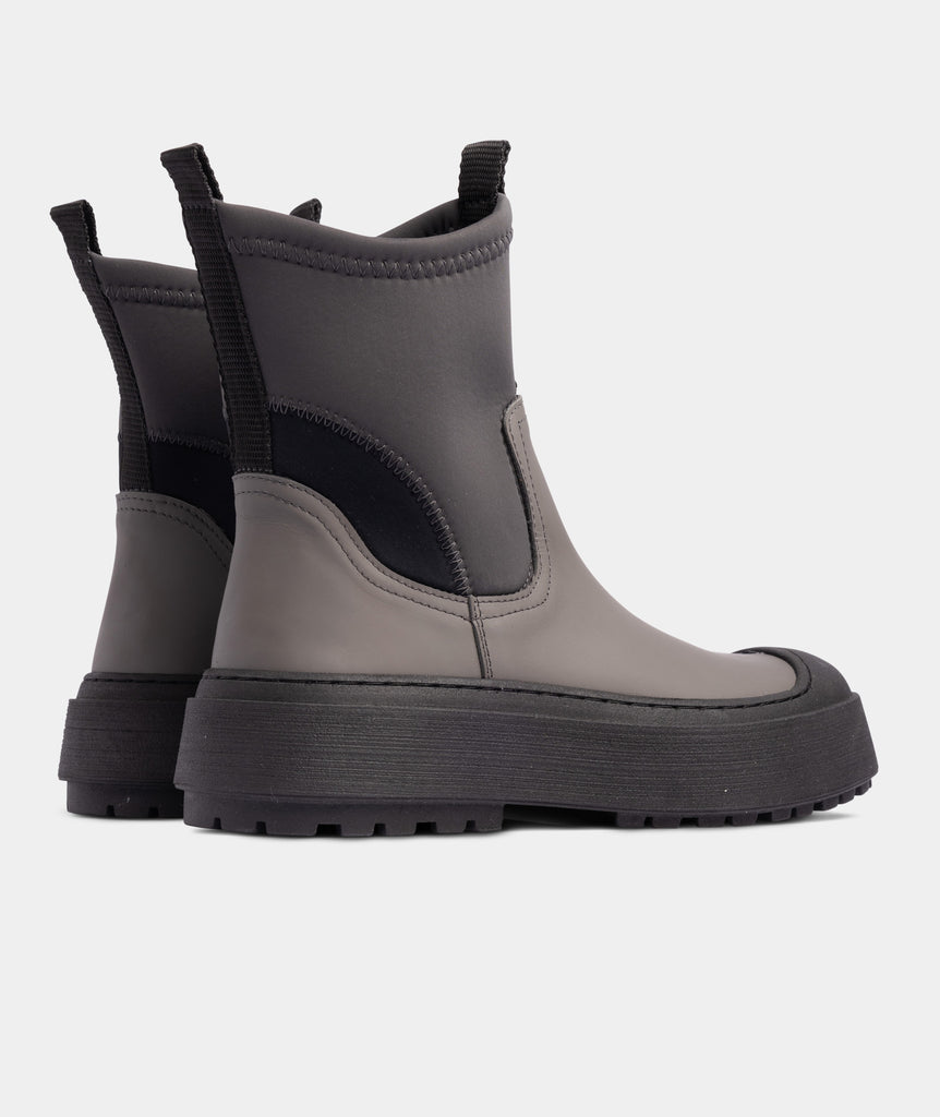 GARMENT PROJECT WMNS Milo Chelsea - Stone Rubberised Leather Boots Stone 113