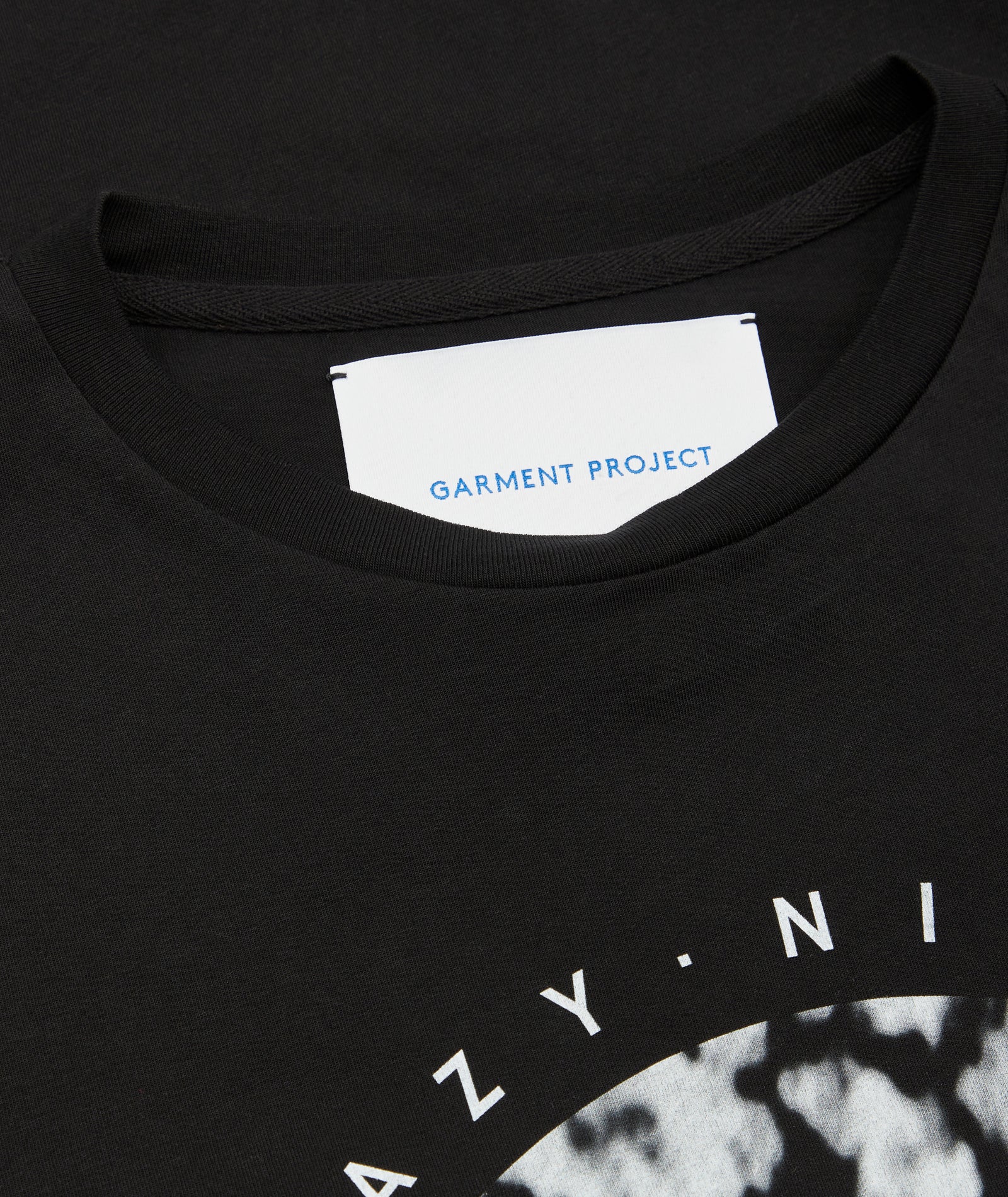 GARMENT PROJECT MAN Relaxed Fit Tee - Black / Lazy hazy T-shirt 990 Black/Grey A.O.P.