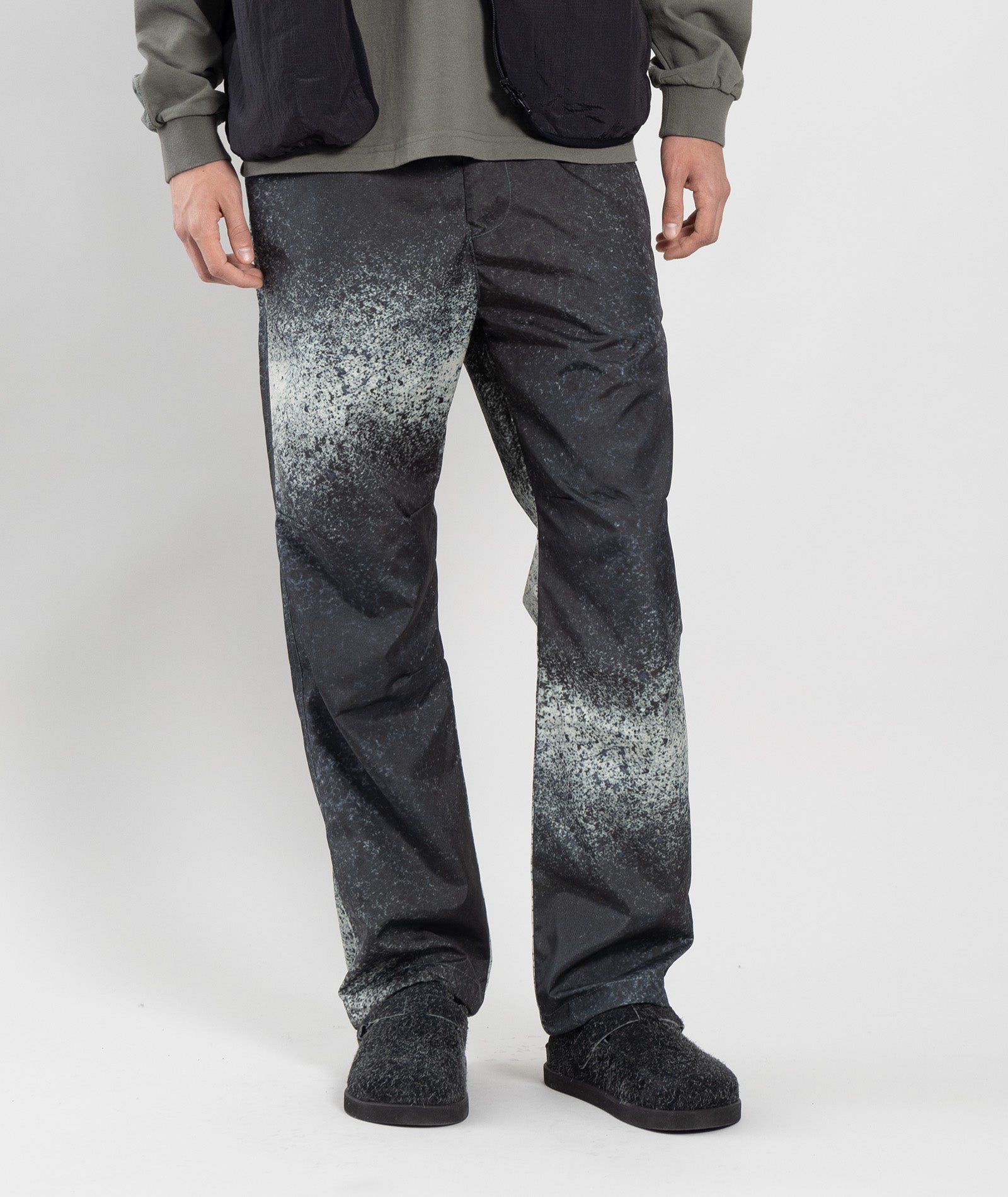 GARMENT PROJECT MAN Tech Pant - Black/Grey A.O.P. Pant 990 Black/Grey A.O.P.