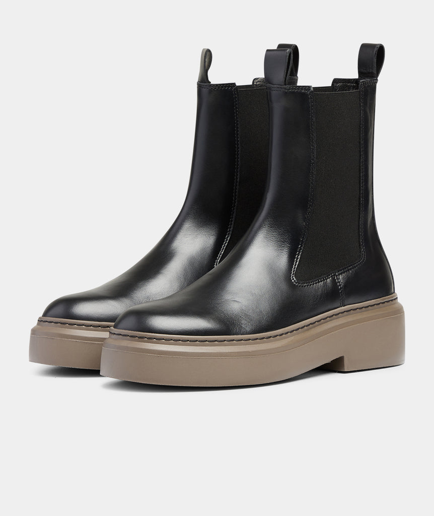 GARMENT PROJECT WMNS June Chelsea - Black Leather / Brown Sole Boots 999 Black