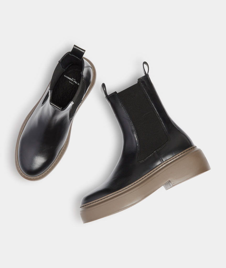 GARMENT PROJECT WMNS June Chelsea - Black Leather / Brown Sole Boots 999 Black