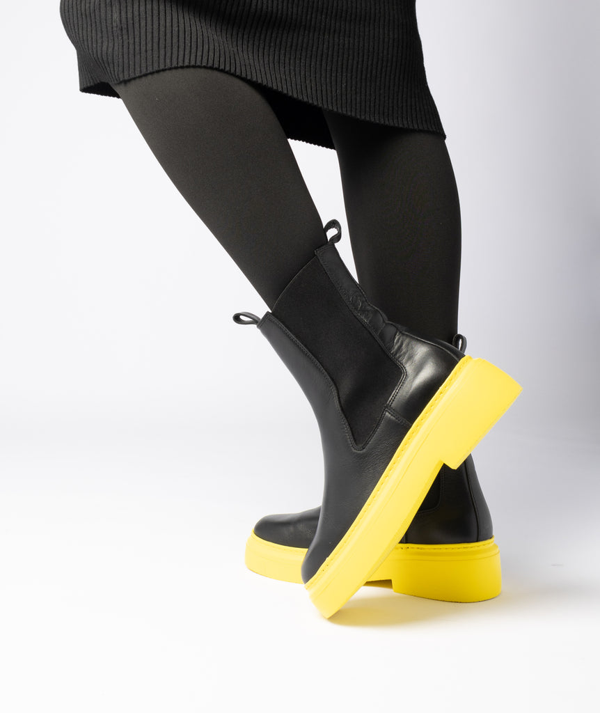 GARMENT PROJECT WMNS June Chelsea - Black Leather / Yellow Sole Boots 999 Black
